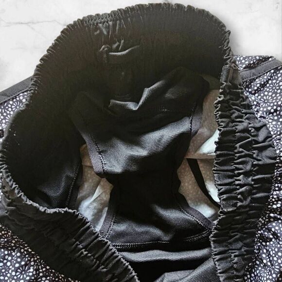 Lululemon Size 6 Tracker Shorts - Picture 4 of 4